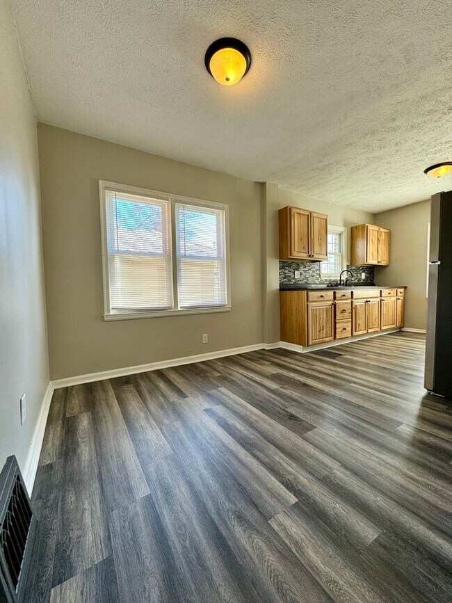 Building Photo - Charming  2-bedroom, 1-bathroom Storybook Cottage Awaits!