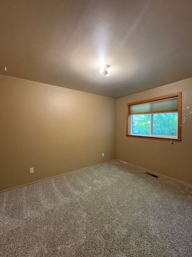 Building Photo - Spacious 6 Bedroom, 3 Bathroom Home Near CWU