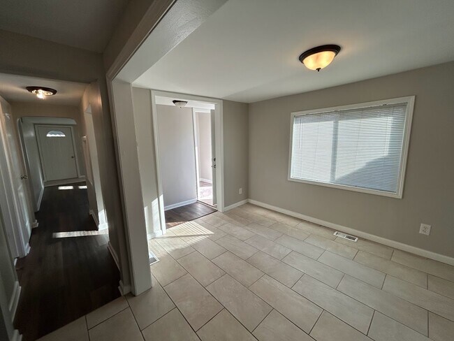 Building Photo - 15931 Deering St