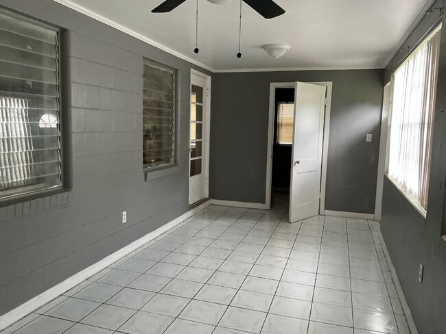 Building Photo - Single-Family Home | 3 Bedrooms | 2 Bathro...