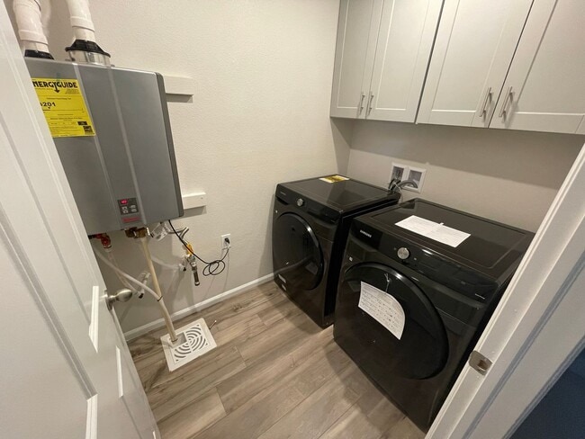 Building Photo - Updated 3 Bedroom Townhome Available July