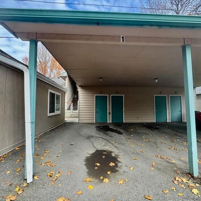 Building Photo - 522 W Summit Ave