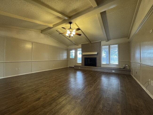 Building Photo - "Spacious 3-Bedroom with 2 Full Baths in P...