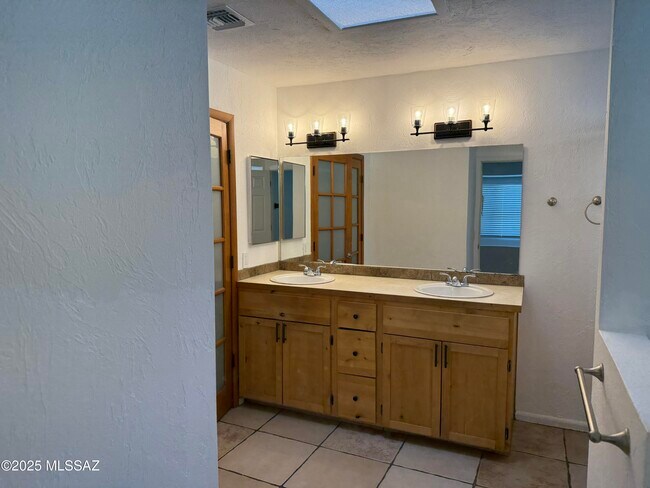 Building Photo - 2560 W Tenbrook Way