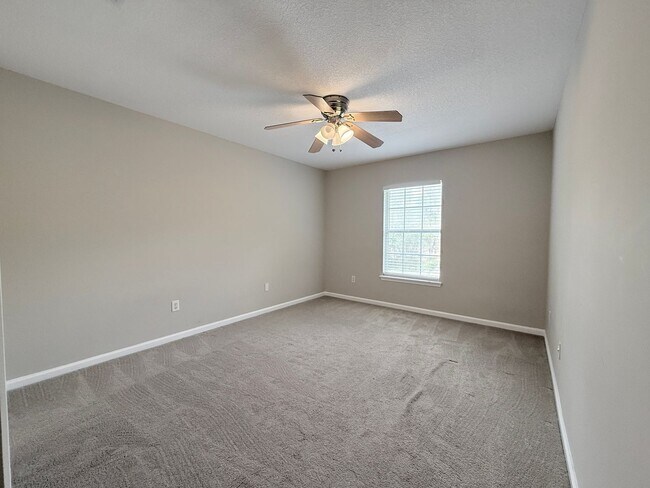 Building Photo - BEAUTIFUL 3/2.5 Hillcrest Townhome with ov...
