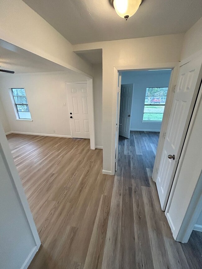 Building Photo - Blend of comfort and convenience