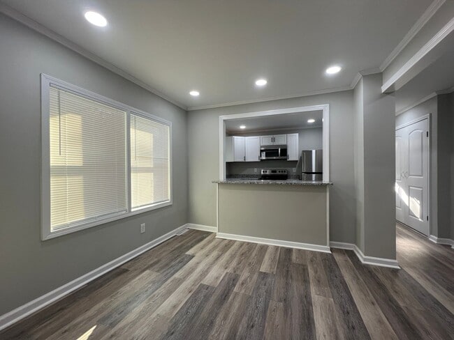 Building Photo - MOVE-IN READY! *HOLIDAY MOVE-IN SPECIAL $500 off the first full months rent if lease signed by 1/...