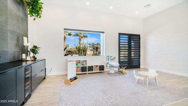 Building Photo - 7417 E Paradise Dr