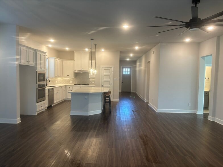 Building Photo - 8625 Spindletop Dr