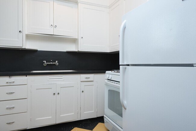 Building Photo - Vintage 2 Bedroom Townhouse