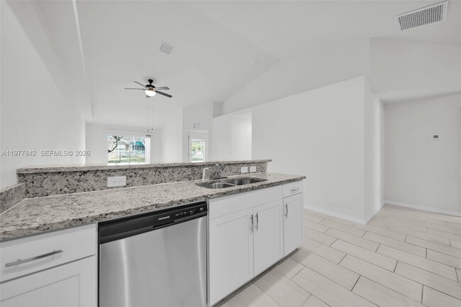 Building Photo - 614 SW 3rd Ct