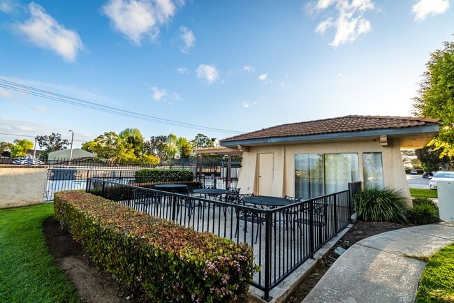 Building Photo - Charming 3 bedroom, 2 bathroom home in Hun...