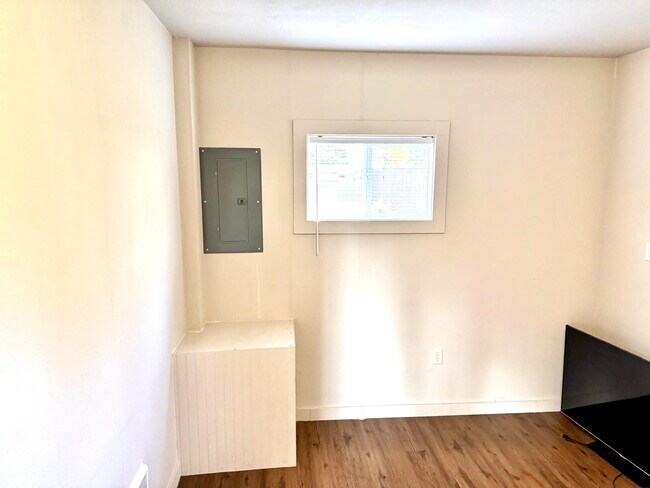 Building Photo - Private Detached 1-Bedroom Home – Modern Updates in Prime University Place Location