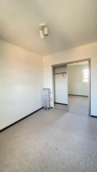 Building Photo - 3933 N Clarendon Ave