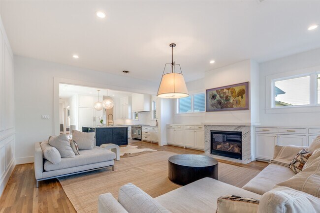 Building Photo - 709 E 13th St