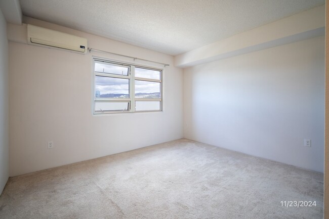 Building Photo - KAKAAKO Panoramic Views 1BR/1BA with Washe...