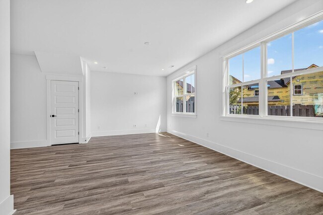 Building Photo - Modern Comfort in the Heart of Johns Island