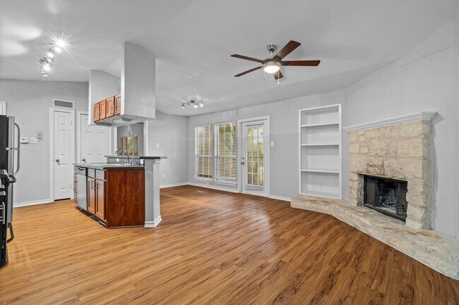 Building Photo - Fabulous Lake Austin 1 Bedroom - 2222 / 36...