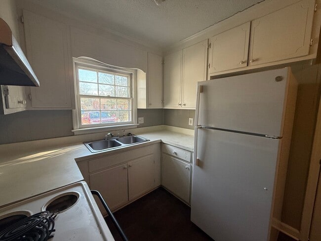 Building Photo - 808 Crawford St S