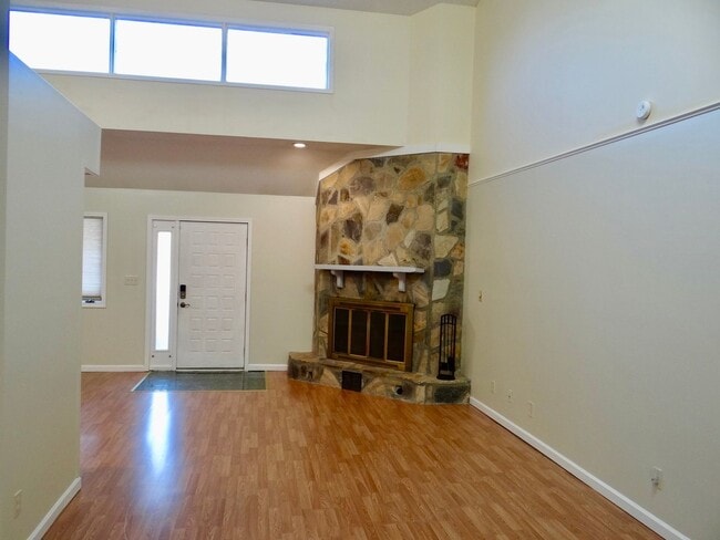 Building Photo - 2 bedroom unfurnished LONG TERM RENTAL in Fairway Ridge