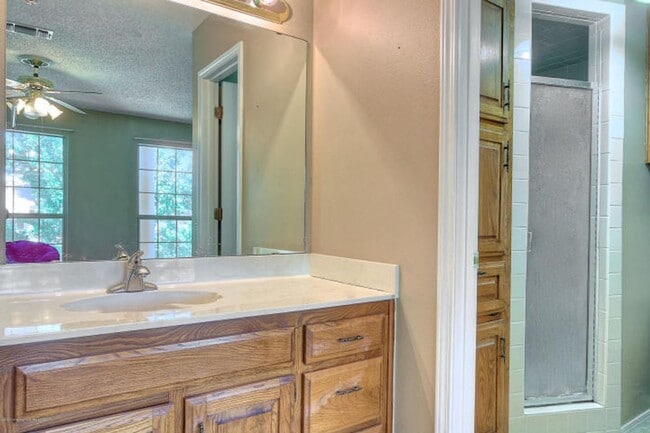 Building Photo - 2 bed, 2.5 bath townhome