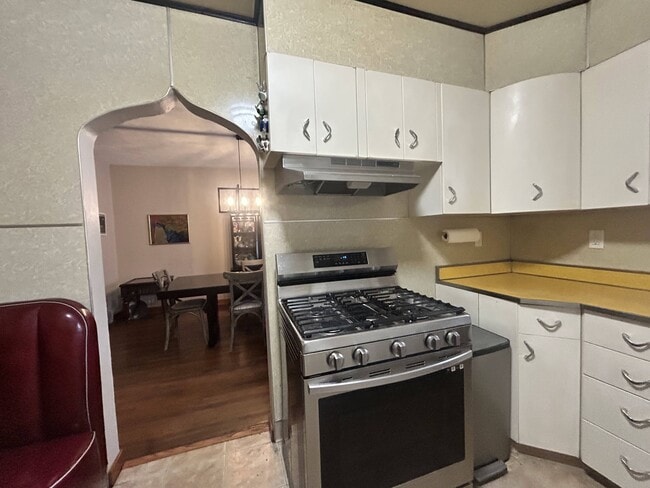 Building Photo - 248 Mansion St