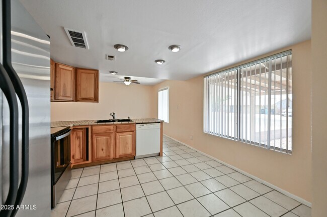 Building Photo - 8444 W Montecito Ave