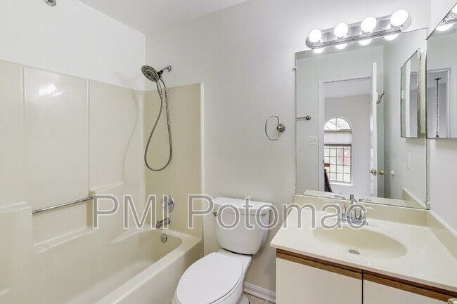 Building Photo - 8417 Meadow Green Way