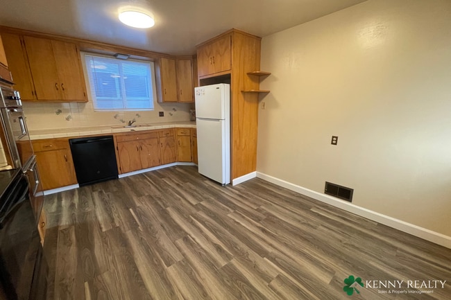 Building Photo - Upper 3 Bedroom, 2 Bathroom Unit of a Dupl...