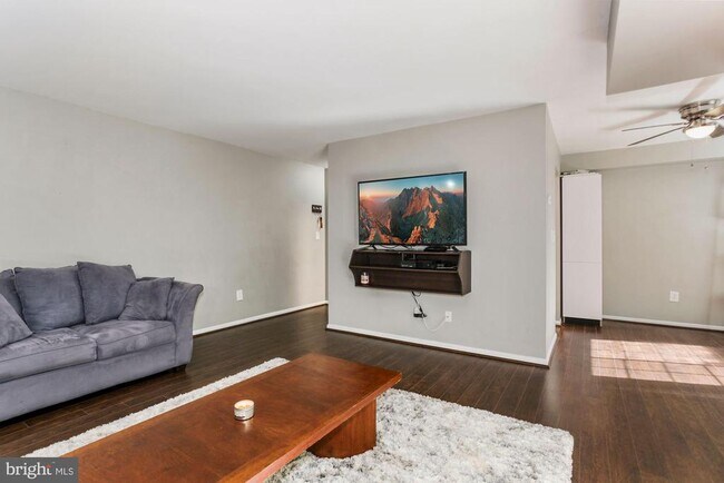 Building Photo - 1541 Colonial Dr