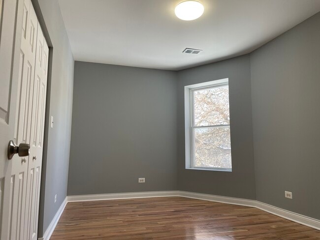 Building Photo - 1411 E 67th Pl