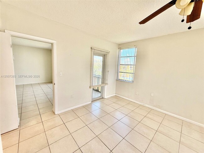 Building Photo - 1591 NE Miami Gardens Dr