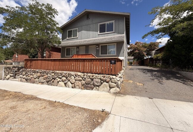Building Photo - 319 Thoma St
