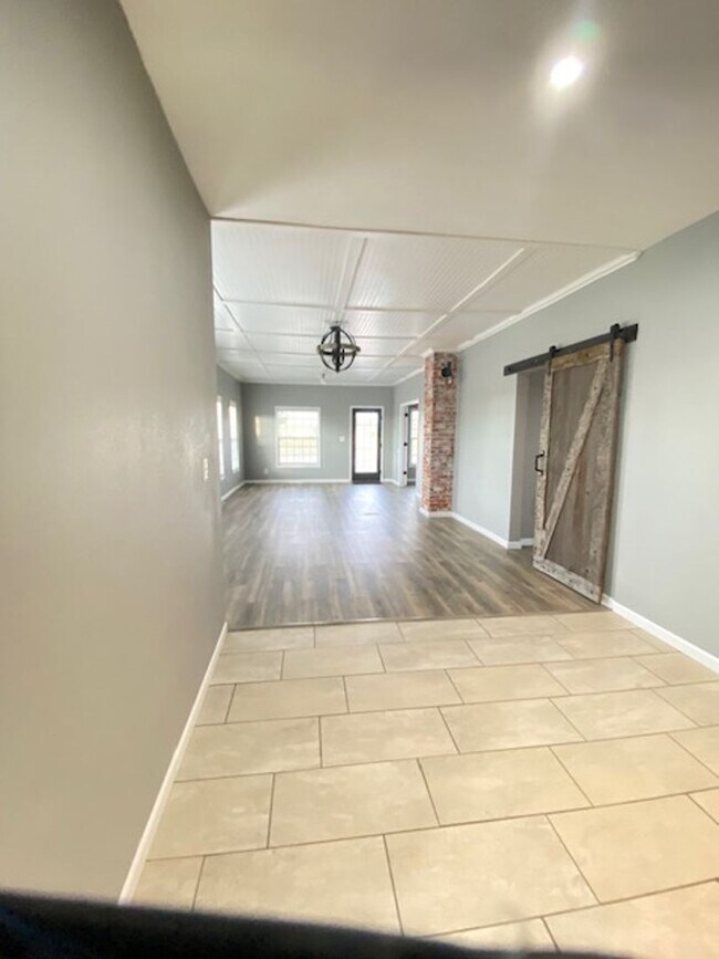 Building Photo - Amazing, Recently Renovated2 Bed 1 Bath Ho...