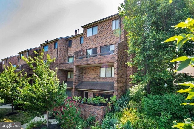 Building Photo - 1023 Quincy St NE