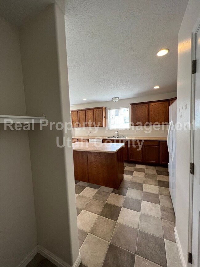 Building Photo - Pet Friendly Home with Fully fenced back yard