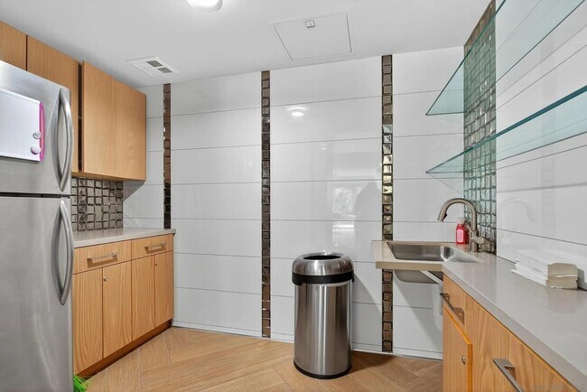 Building Photo - 1240 India St