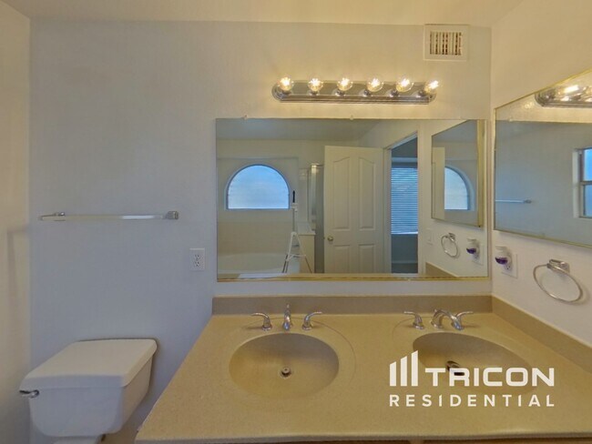 Building Photo - 12209 W Edgemont Ave