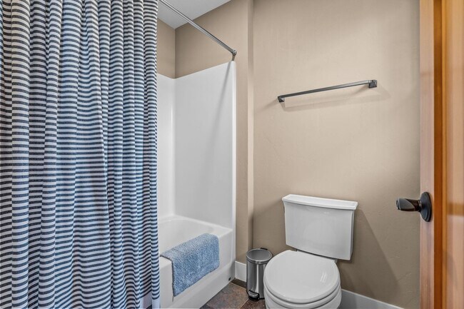 Building Photo - Grand Northwest Crossing Home. Fully furnished monthly rental. Walk to Compass Park. All Utilitie...