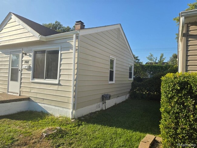 Building Photo - 108 W Kalama Ave