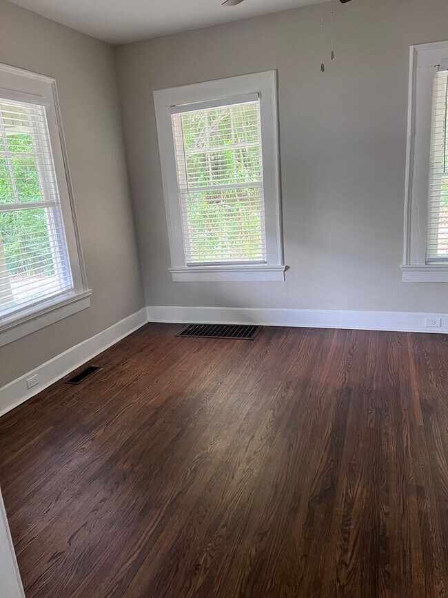 Building Photo - 3 Bedroom / 2 Bathroom House in Glen Iris