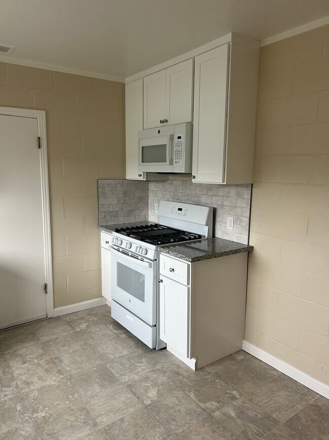 Building Photo - Adorable home in San Carlos with large yard