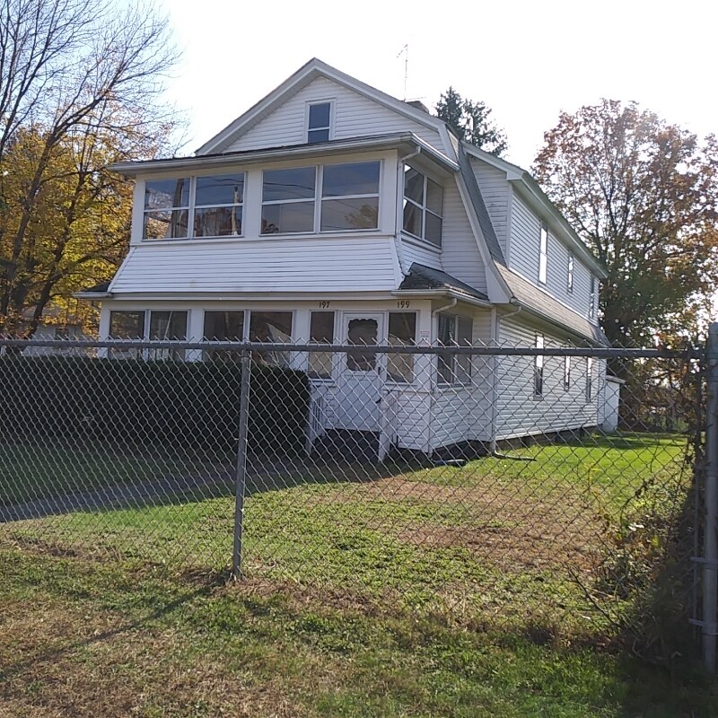 Building Photo - 197 Acorn St