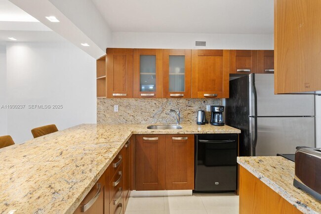 Building Photo - 100 Lincoln Rd