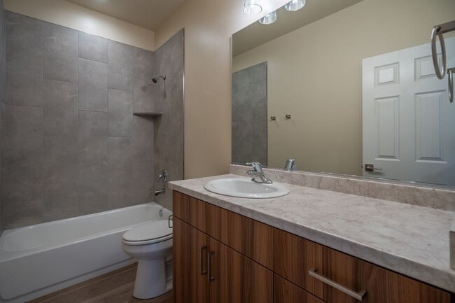 Building Photo - Newer Townhome Near Utah Tech