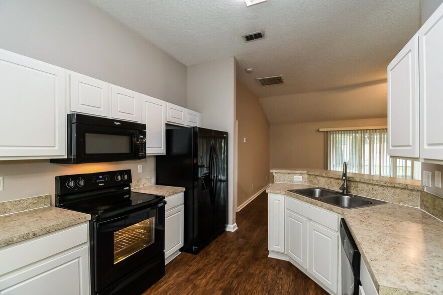 Building Photo - 2695 Coachman Lakes Dr