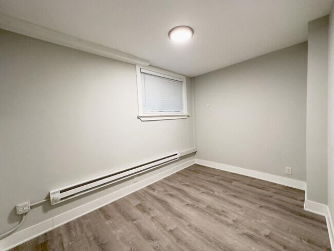 Building Photo - 4432 N Wolcott Ave