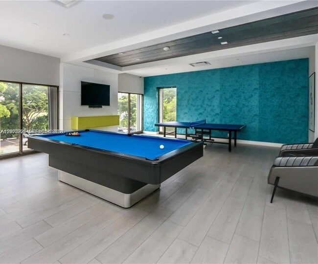 Building Photo - 15811 Collins Ave