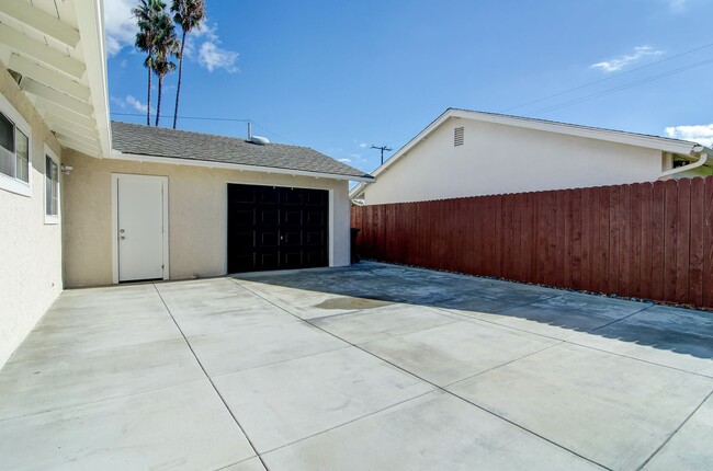 Building Photo - Beautiful 3 Bedroom Costa Mesa Home