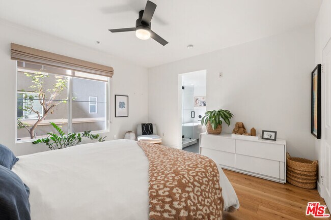 Building Photo - 6020 S Seabluff Dr